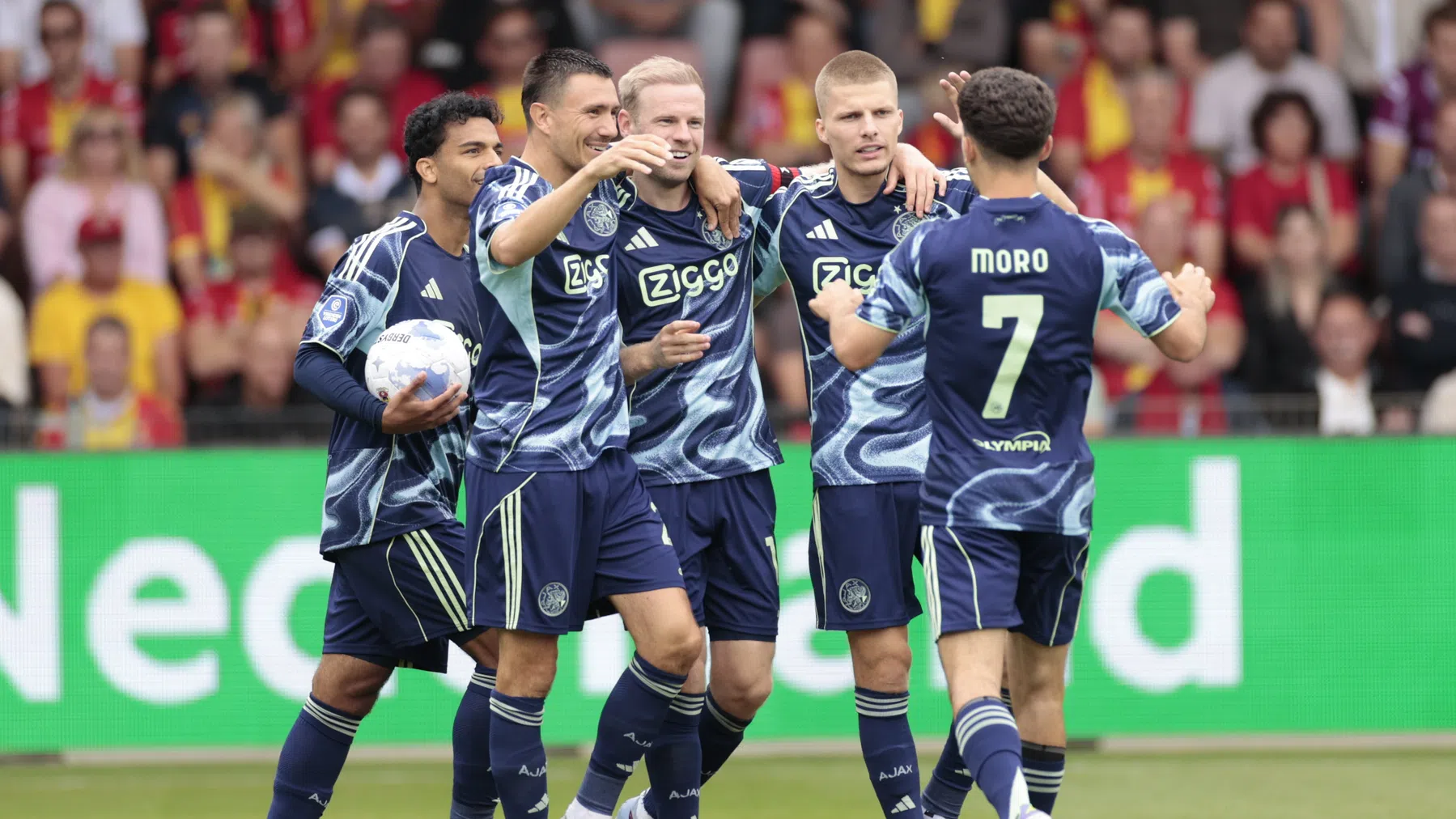 Berghuis, Klaassen en Gaaei vieren een Ajax-treffer met Moro